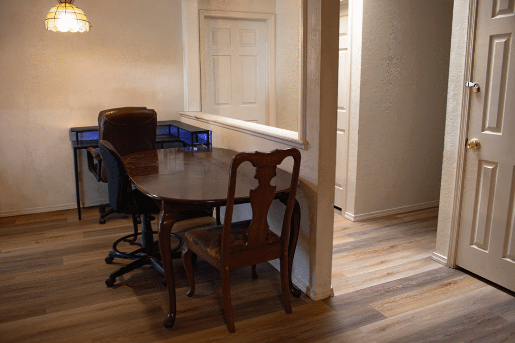 dning room 1041 W Poe St's Dining room