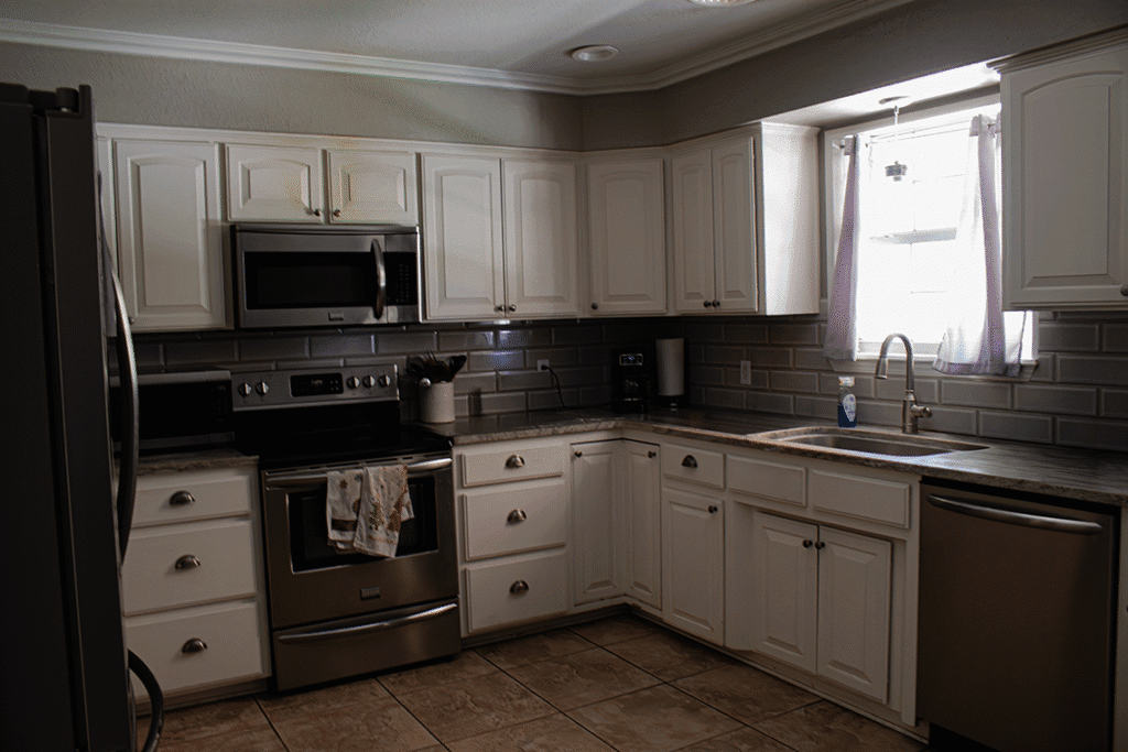 3706 Bandolina Ave's kitchen