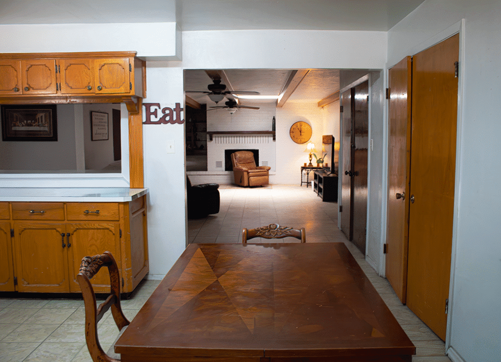 517 W College Blvd's kitchen & dining room