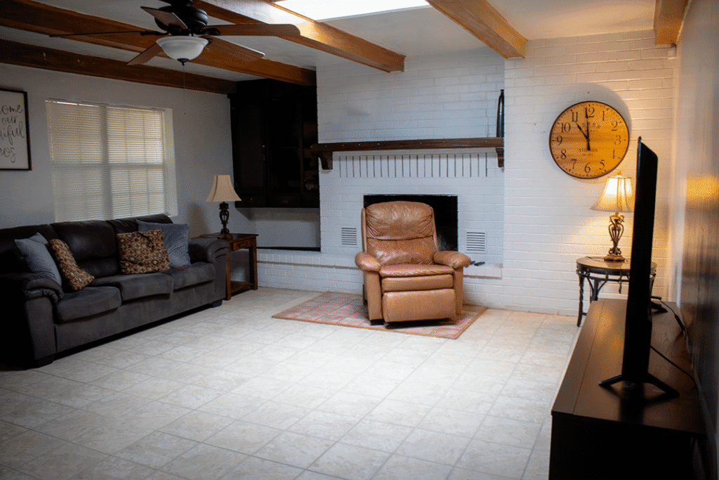 517 W College Blvd's living room