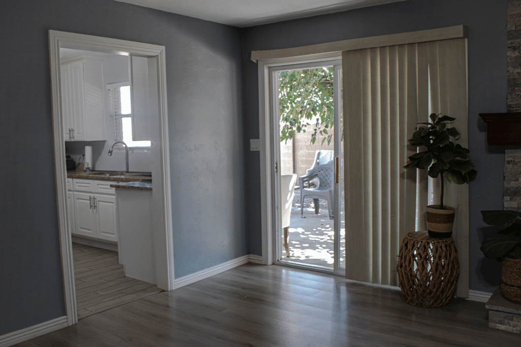 500 Barnett Dr's living room entrance to kitchen