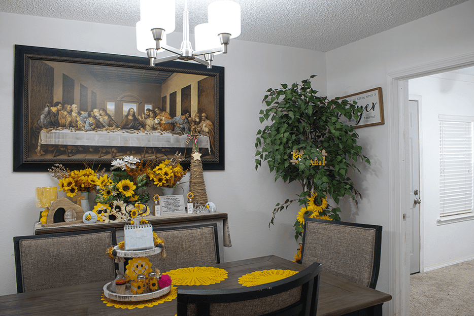 1043 W Poe St's dining room